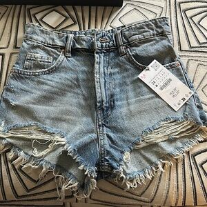 Zara High-Rise Curved Shorts. Light washed, Size US-2